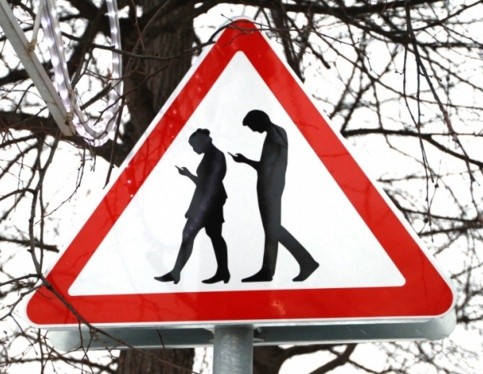 В Москве появился дорожный знак «Осторожно: зомби!». Фото
